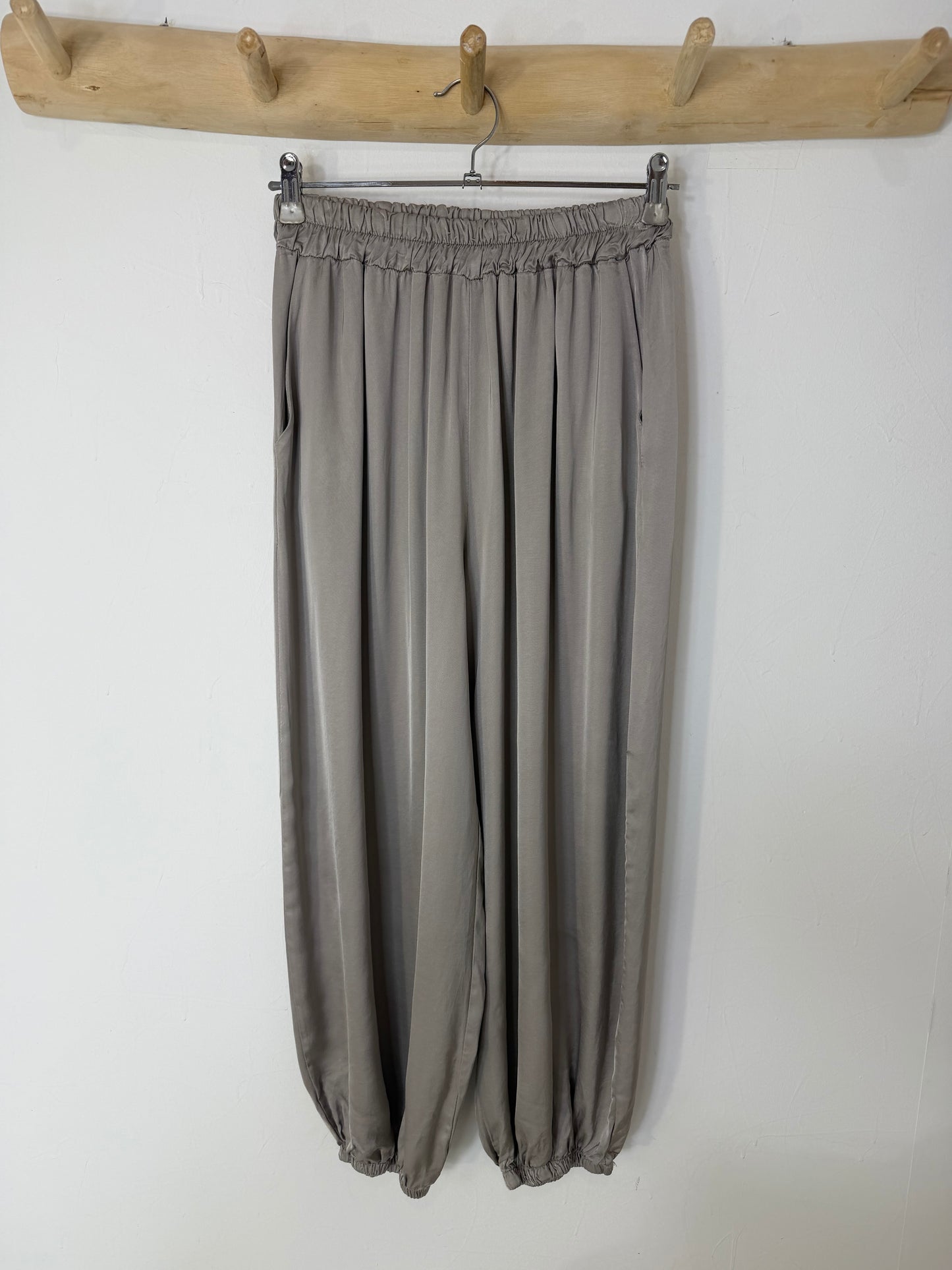 Calça Lorena taupe