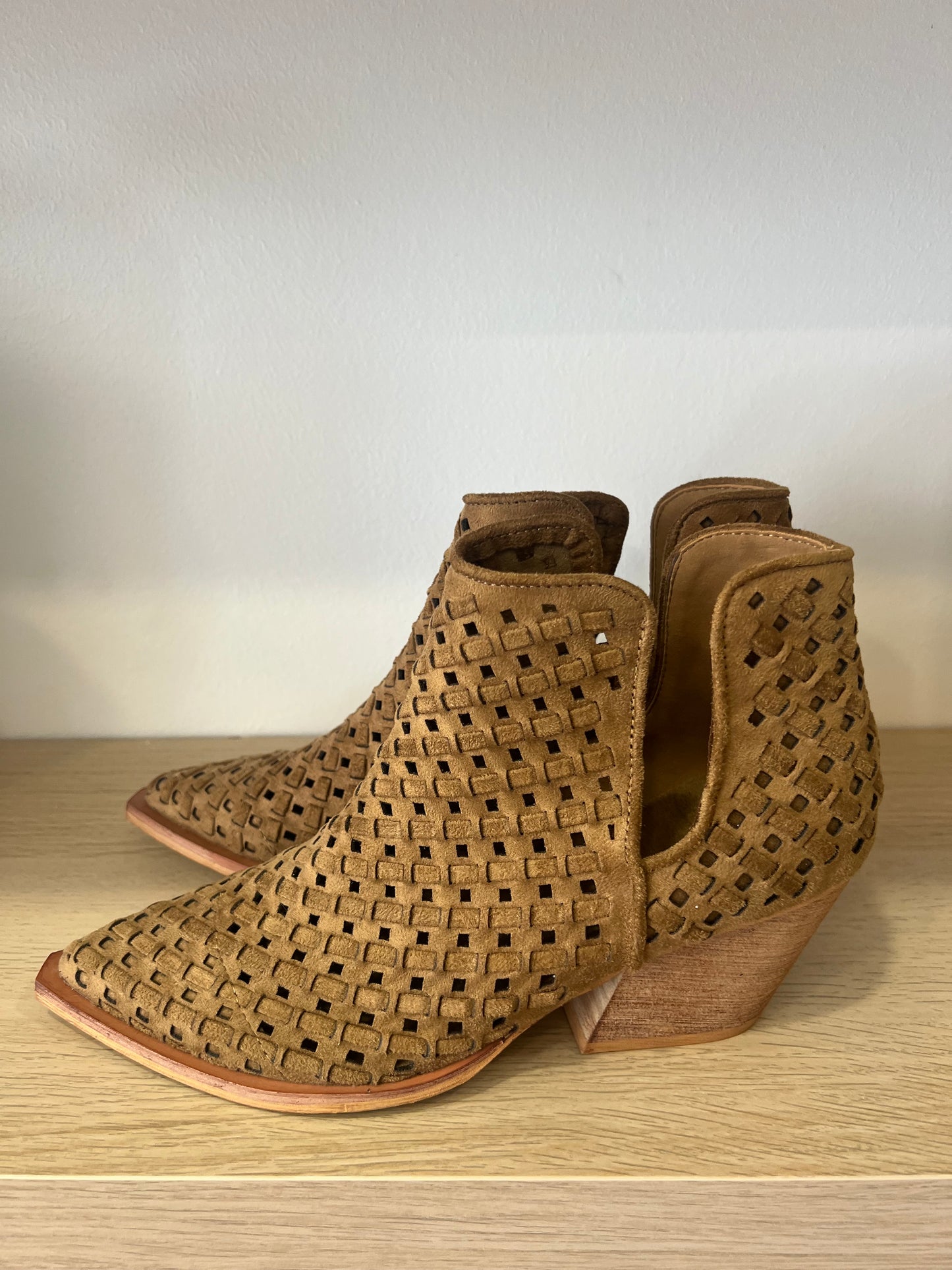 Botins perfurados Corina