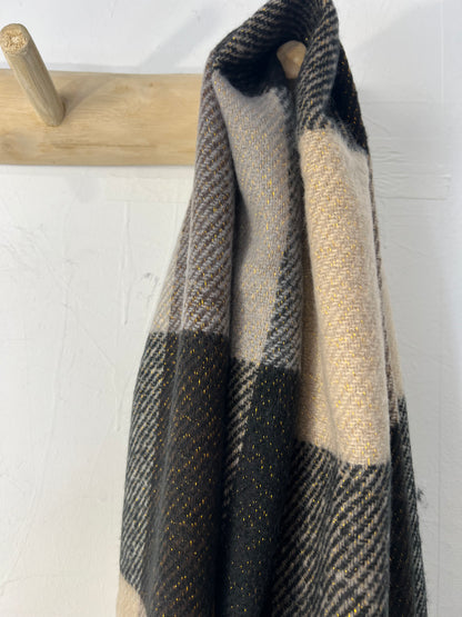 Cachecol xadrez preto e beje