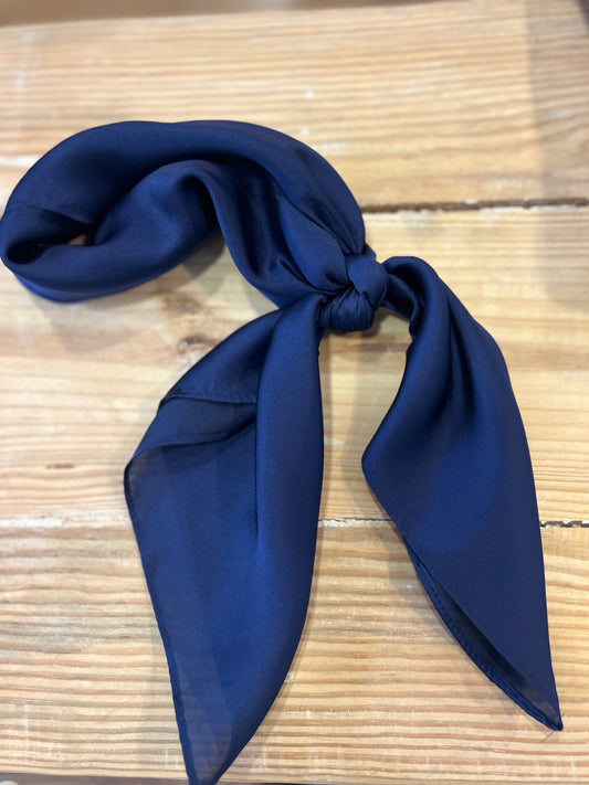 Lenço azul escuro