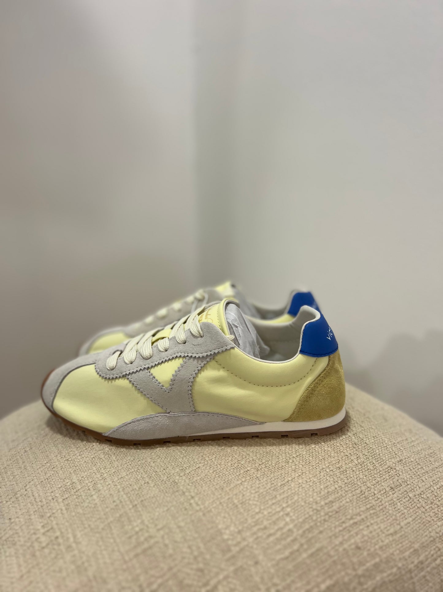 Ténis Vitória amarelo manteiga