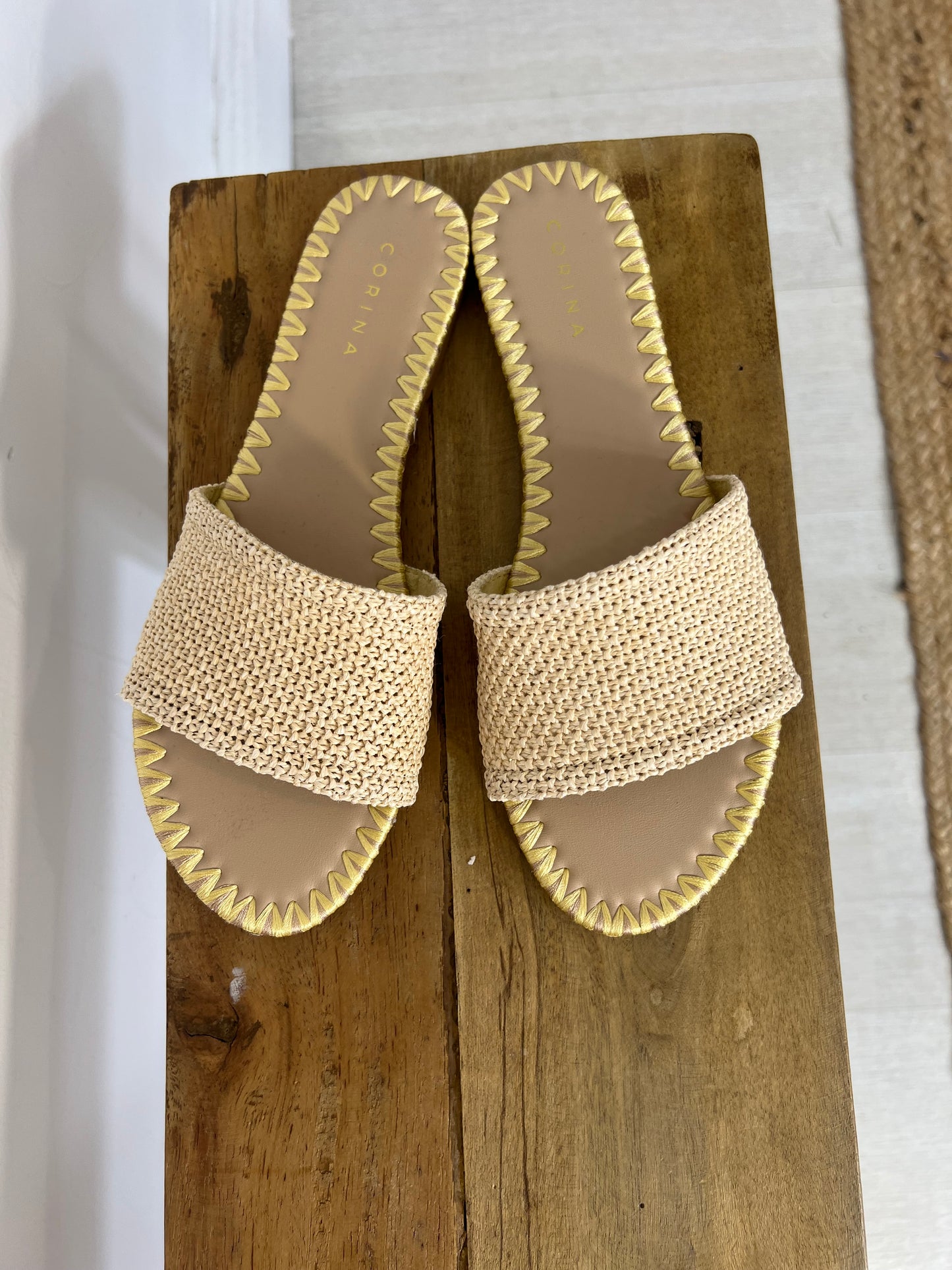 Chinelas Corina amarelas